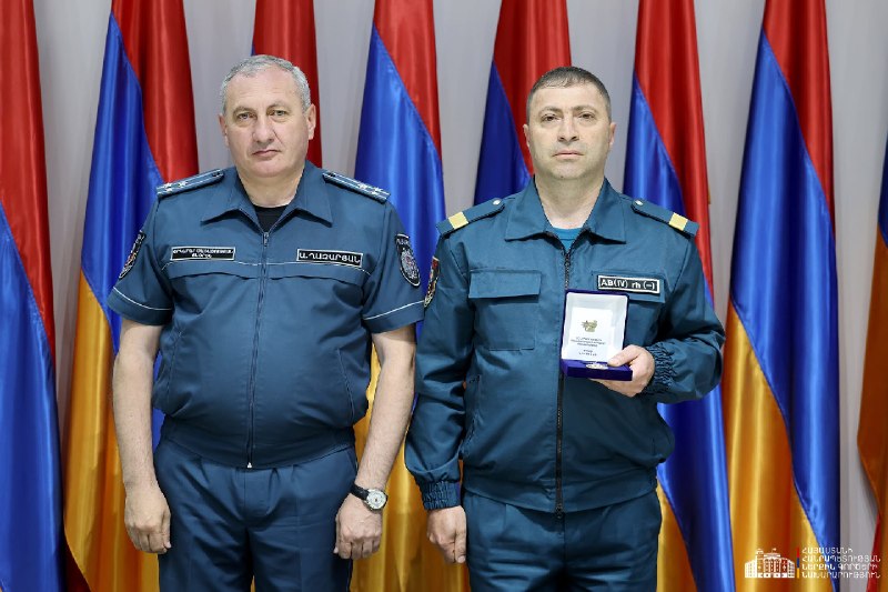 Награждение спасателей из Гегаркуника Арамом Казаряном за поиски на реке Памбак