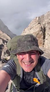 Никол Пашинян на вершине горы Хуступ в Сюнике
