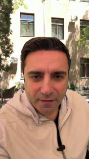 Спикер НС РА Ален Симонян выступает с трибуны, на фоне флага Армении